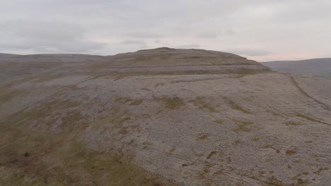 Vista-Aérea-De-Una-Montaña-Rocosa-En-El-Burren