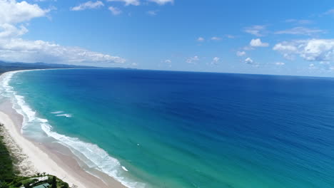 Wunderschöner-Blauer-Strand-An-Einem-Fantastischen-Tag