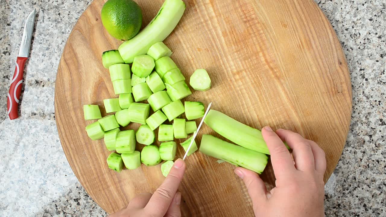 Taglio di un cetriolo per il frullatore. Riprese in cucina.