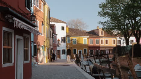 Bunt-Bemalte-Häuser-Auf-Der-Straße-Mit-Kanal,-Insel-Burano,-Italien