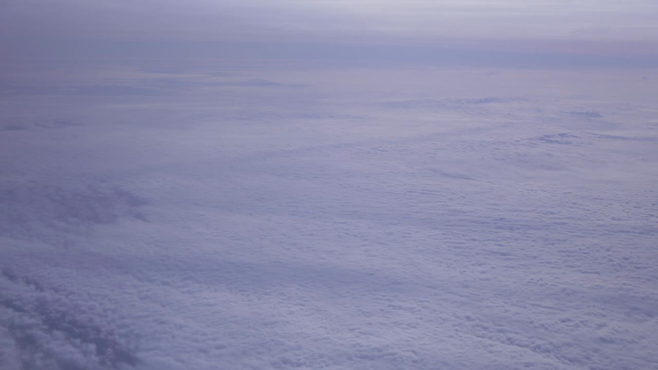 disparo desde la ventana del avión con mucho cielo azul y algunas nubes.