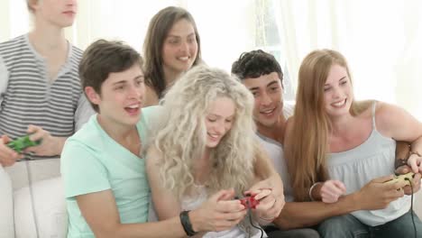 Teenager-Spielen-Videospiele-Im-Wohnzimmer