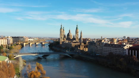 Saragossa-Luftaufnahme-Sonniger-Tag-Brücke-Puente-De-Piedra-Und-Fluss-Ebro-Spanien