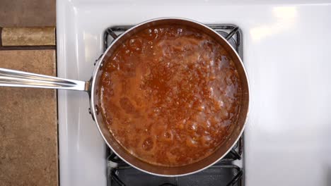 vista de arriba hacia abajo de la salsa hirviendo en la estufa - serie de chana masala