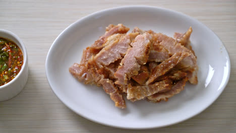 Gegrillter-Schweinenacken-Oder-Auf-Holzkohle-Gekochter-Schweinenacken-Mit-Thailändisch-Scharfer-Dip-Sauce