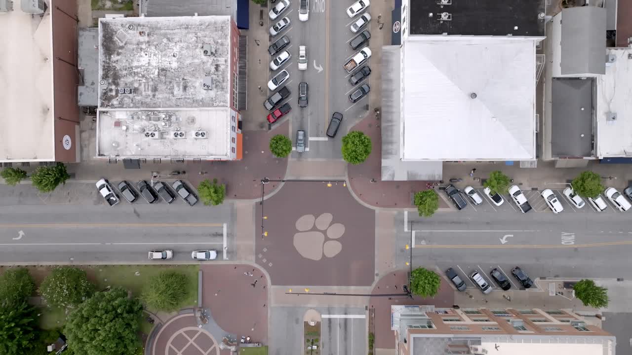 vista aérea de la huella de la pata del tigre en la intersección en auburn, alabama con un video de avión no tripulado moviéndose hacia adelante