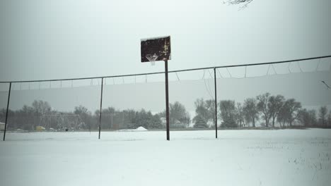 Aro-De-Baloncesto-En-La-Nieve-En-Cámara-Lenta