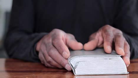 hombre negro orando a dios con la biblia en las manos hombre caribeño orando con el fondo con la gente stock video stock footage