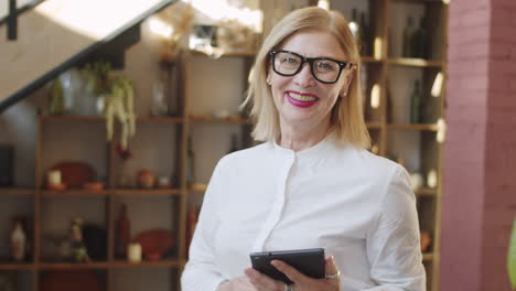 Retrato-De-Una-Hermosa-Mujer-De-Negocios-Senior-Sonriendo-A-La-Cámara