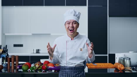 chef presentando una clase de cocina en línea