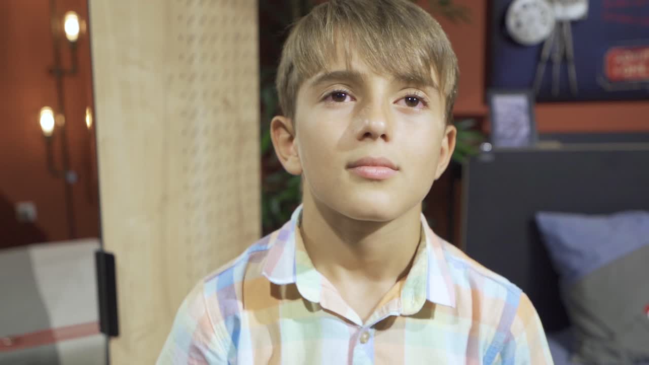 el chico que vive su sueño está volando un avión en su habitación.