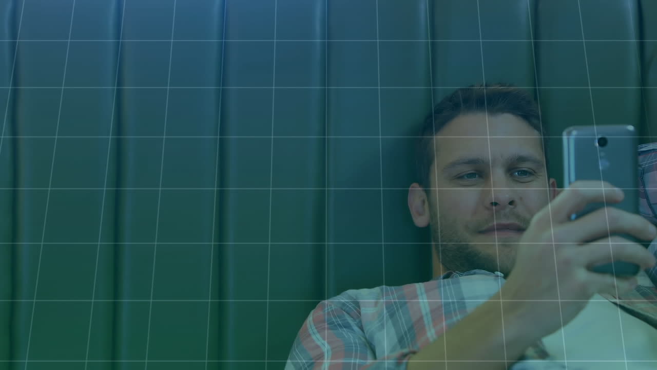 animación de procesamiento de datos estadísticos contra un hombre caucásico sonriendo mientras usa un teléfono inteligente