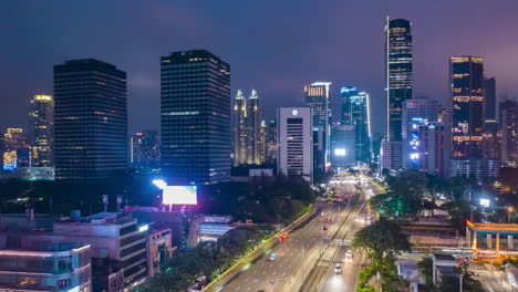 Hiperlapso-De-Muñeca-Aérea-De-Tráfico-De-Automóviles-Ocupado-En-El-Centro-De-La-Ciudad-Moderna-De-Yakarta-Por-La-Noche,-Hiperlapso-De-Lapso-De-Tiempo-De-Movimiento