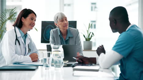 medical team meeting to discuss patient diagnosis