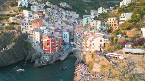 cinco terre al atardecer en italia