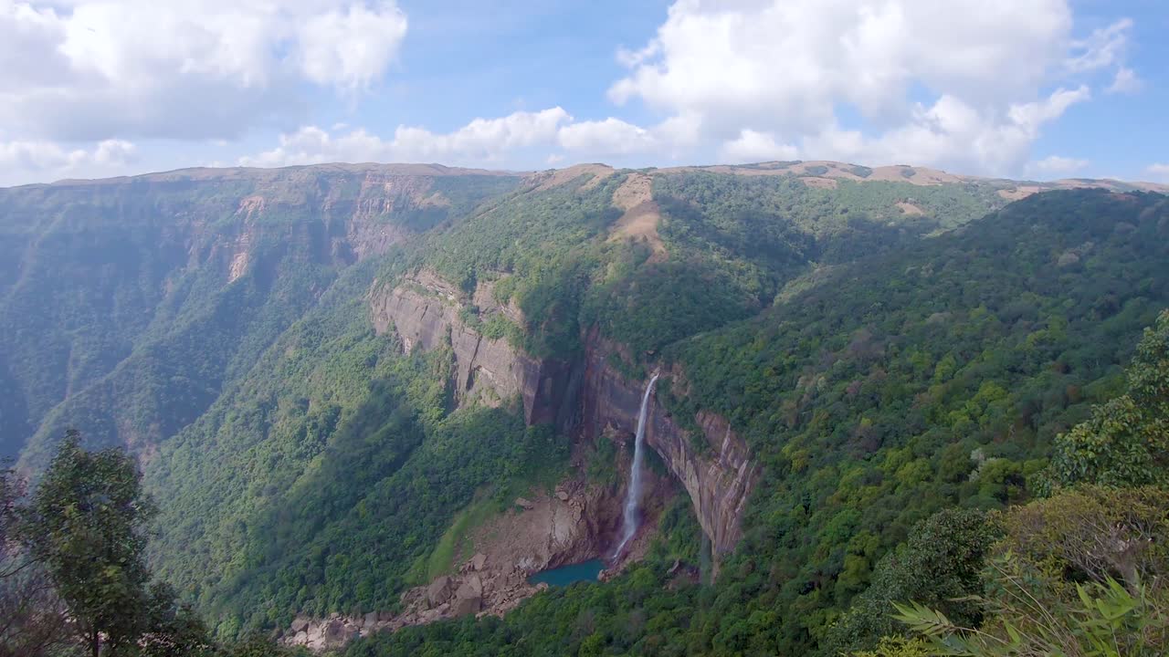 nohkalikai 폭포 cherapunji meghalaya 인도에서 찍은 상단 각도 비디오에서 녹색 숲에 자리 잡은 산 꼭대기에서 떨어지는 고립 된 폭포