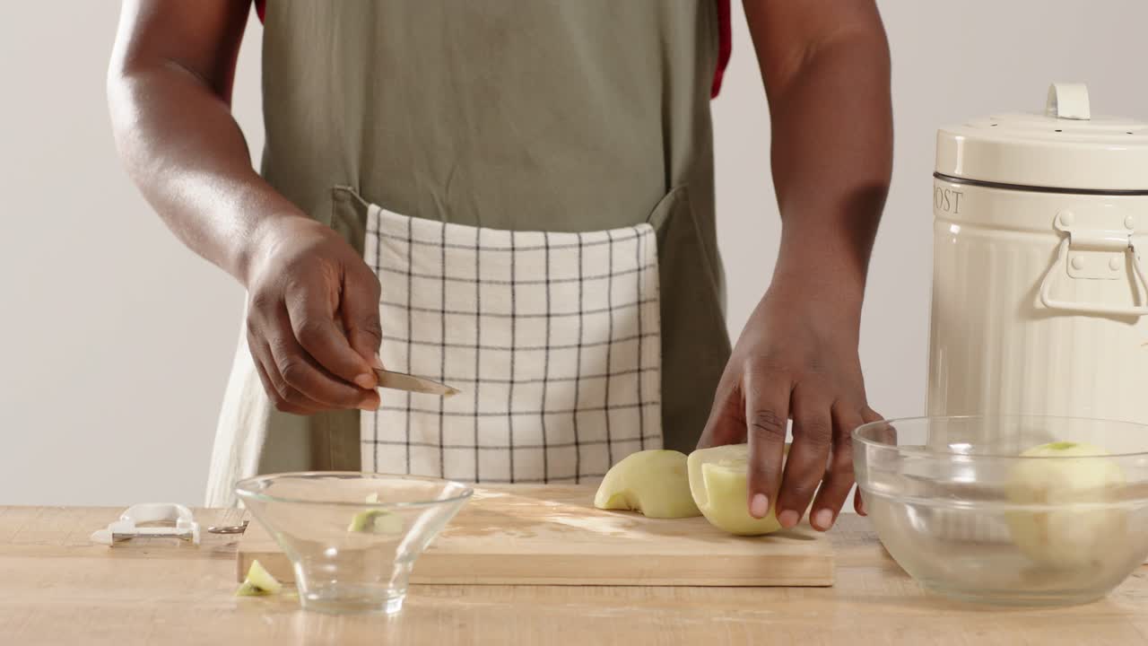Coltello spelucchino che rimuove il torsolo da mezza mela, tagliando spicchi e cubetti sul bancone della cucina