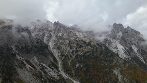 montañas épicas de los alpes albaneses con picos altos cubiertos de nubes en otoño