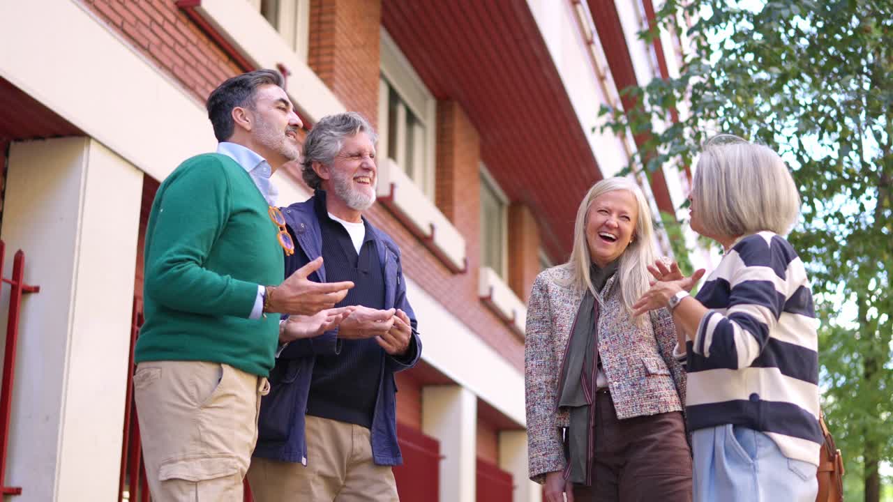 Gruppo di amici felici che chiacchierano e ridono all'aperto