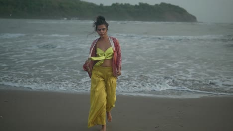 mujer caminando por una playa del océano en sus vacaciones tropicales en una isla exótica