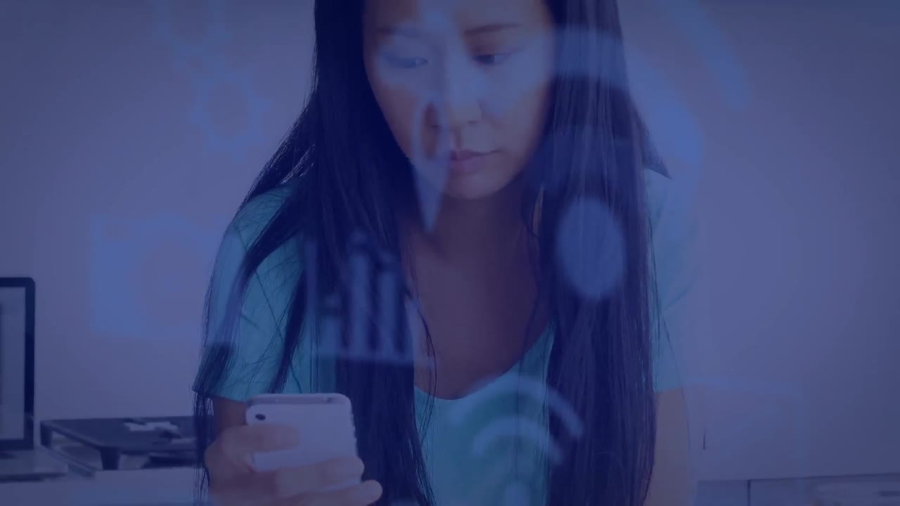 animación de iconos tecnológicos sobre mujer asiática usando teléfono inteligente