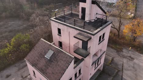 Un-Dron-Vuela-Alrededor-De-Un-Edificio-Utilizado-Para-Entrenamiento-Contra-Incendios