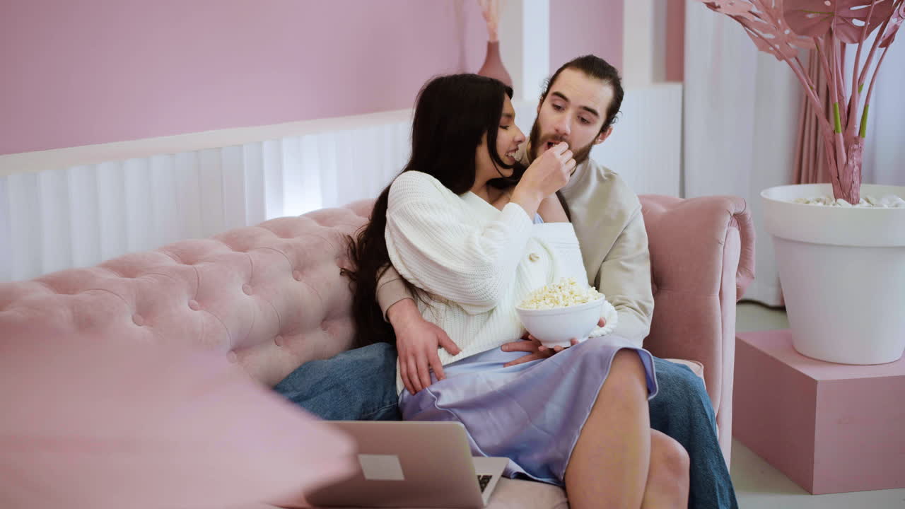 만적 인 커플 이 팝콘 을 먹고 있다