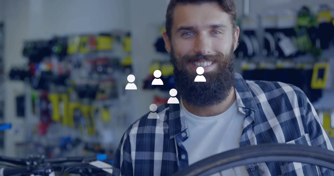 Un tecnico raccoglie una ruota di bicicletta smontata, ispezionando i raggi e l'allineamento del mozzo per garantire la sicurezza.