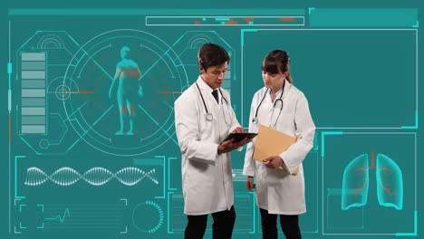 Médicos-Masculinos-Y-Femeninos-Discutiendo-Contra-La-Interfaz-Digital-Con-Procesamiento-De-Datos-Médicos.