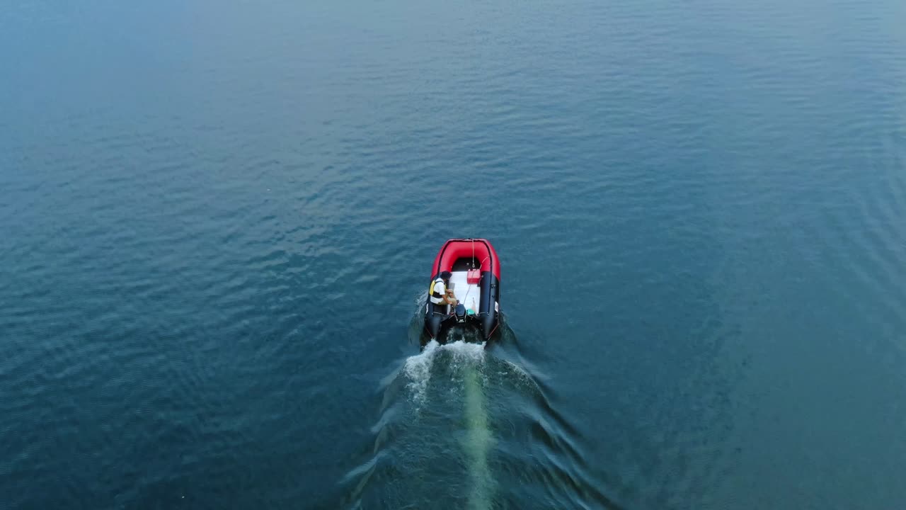 카누를 이끄는 빨간 모터보트