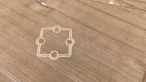 formación de círculos de cultivo cuadrados de piedra henge vista aérea mirando hacia abajo sobre campos agrícolas rurales dorados
