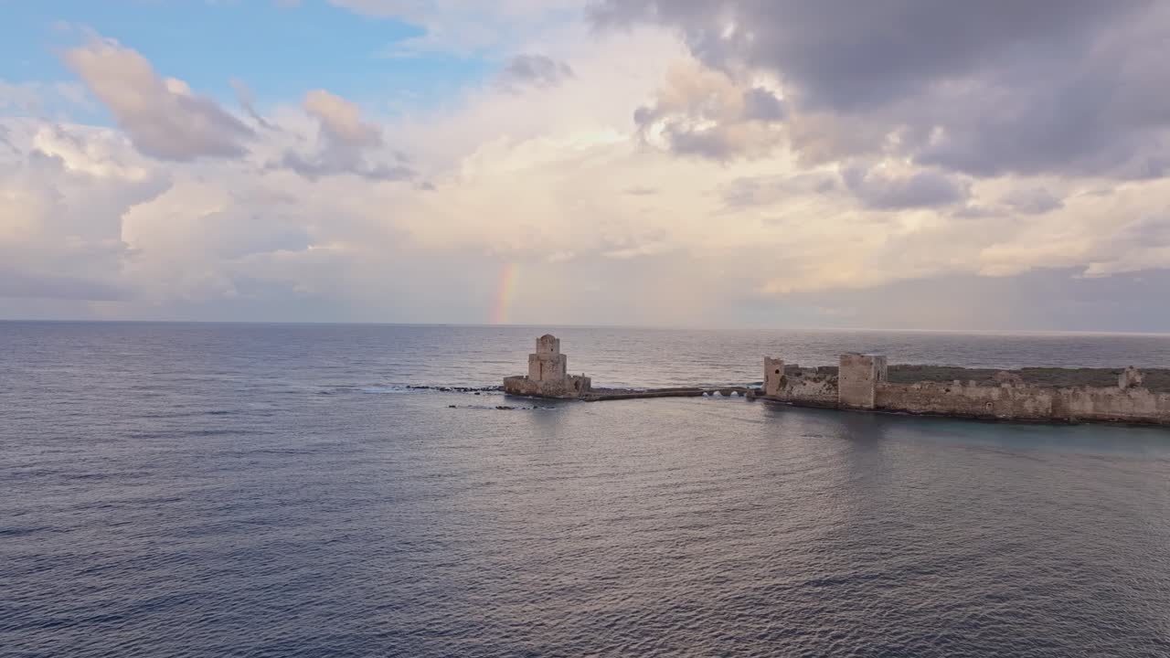 Veduta aerea della luce mattutina che illumina il Castello di Methoni sulla costa.