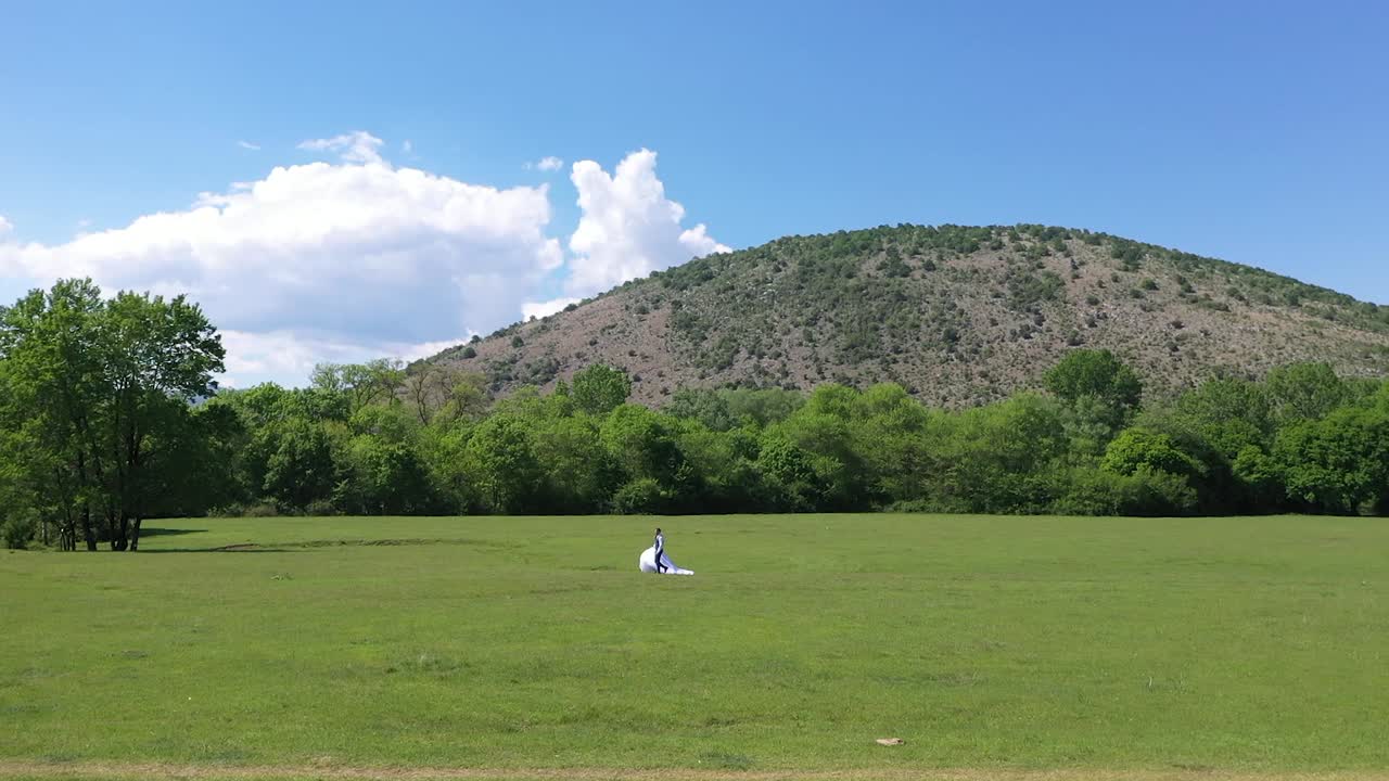신혼부부가 초원을 걷고 있다