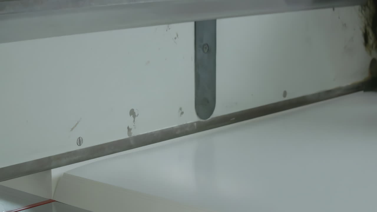 tecnología de fábrica de papel y celulosa, papel de copiadora de paquetes cortados impresión offset en máquina de impresión antigua de estilo retro tipografía