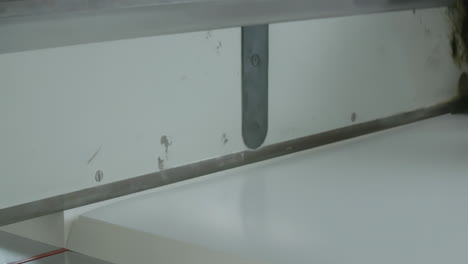tecnología de fábrica de papel y celulosa, papel de copiadora de paquetes cortados impresión offset en máquina de impresión antigua de estilo retro tipografía