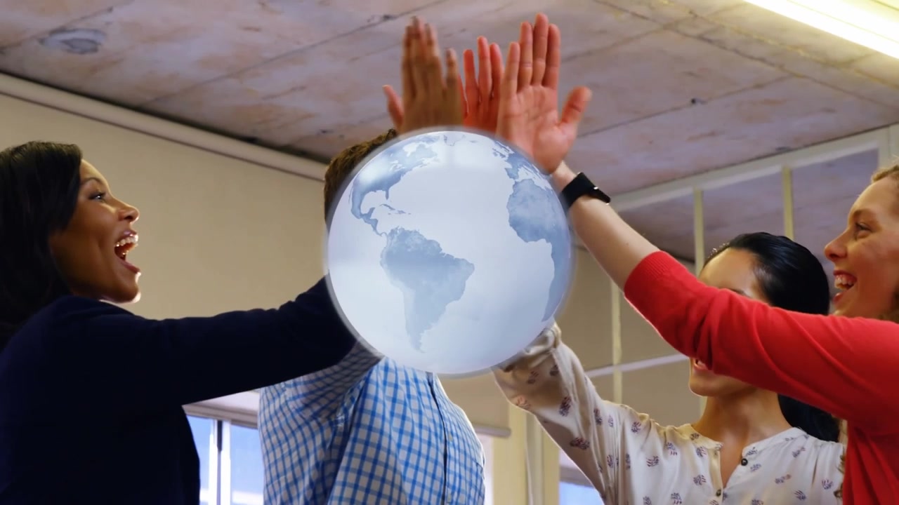Animazione di globo rotante su diversi colleghi che si battono il cinque in ufficio.