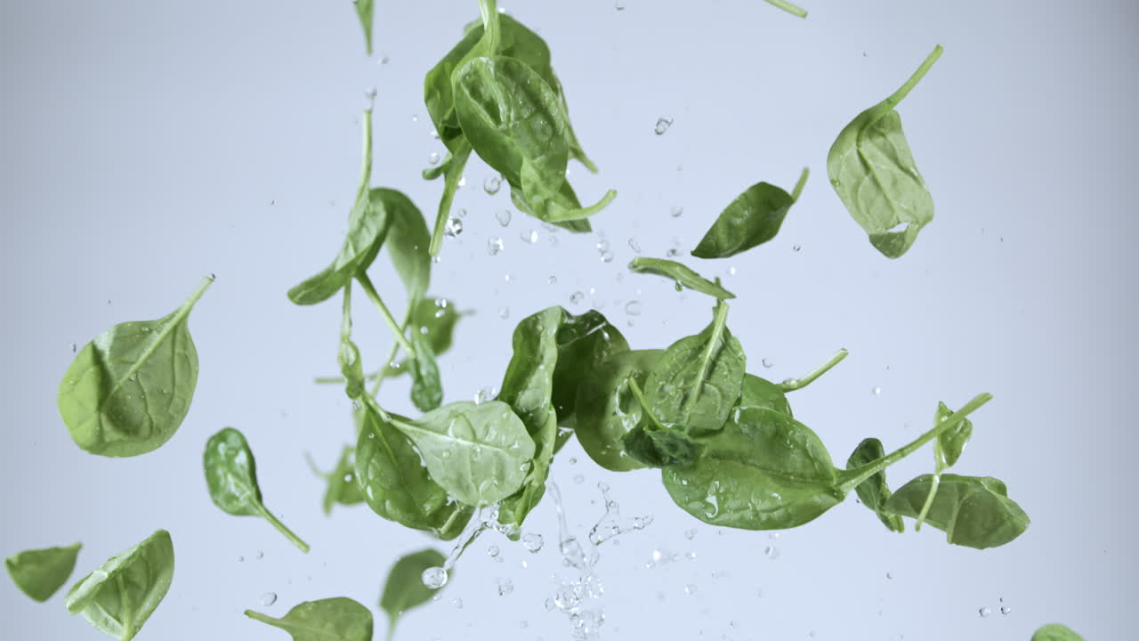 Spinaci che volano nell'aria al rallentatore a 809 fps.