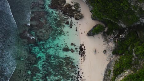 Luftaufnahme-Der-Strandküste,-Leerer-Strand-Mit-Plätschernden-Wellen,-Videodreh-Von-Oben