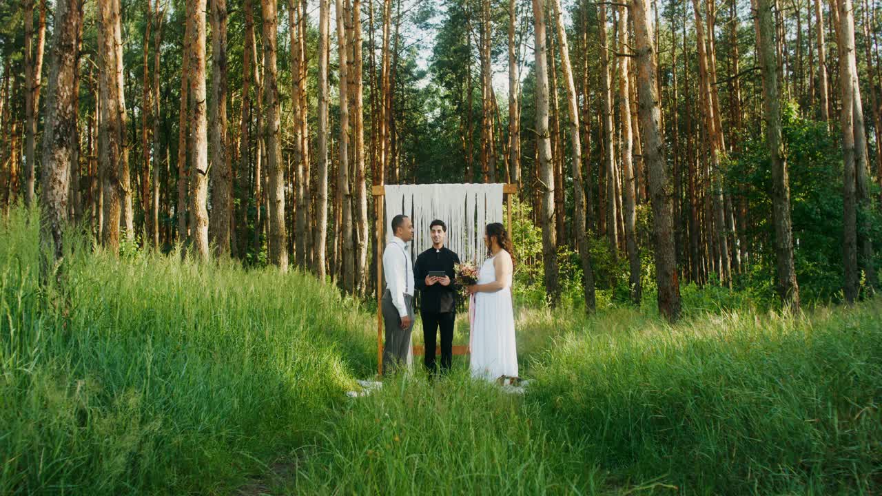 Cerimonia di matrimonio nel bosco all'aperto