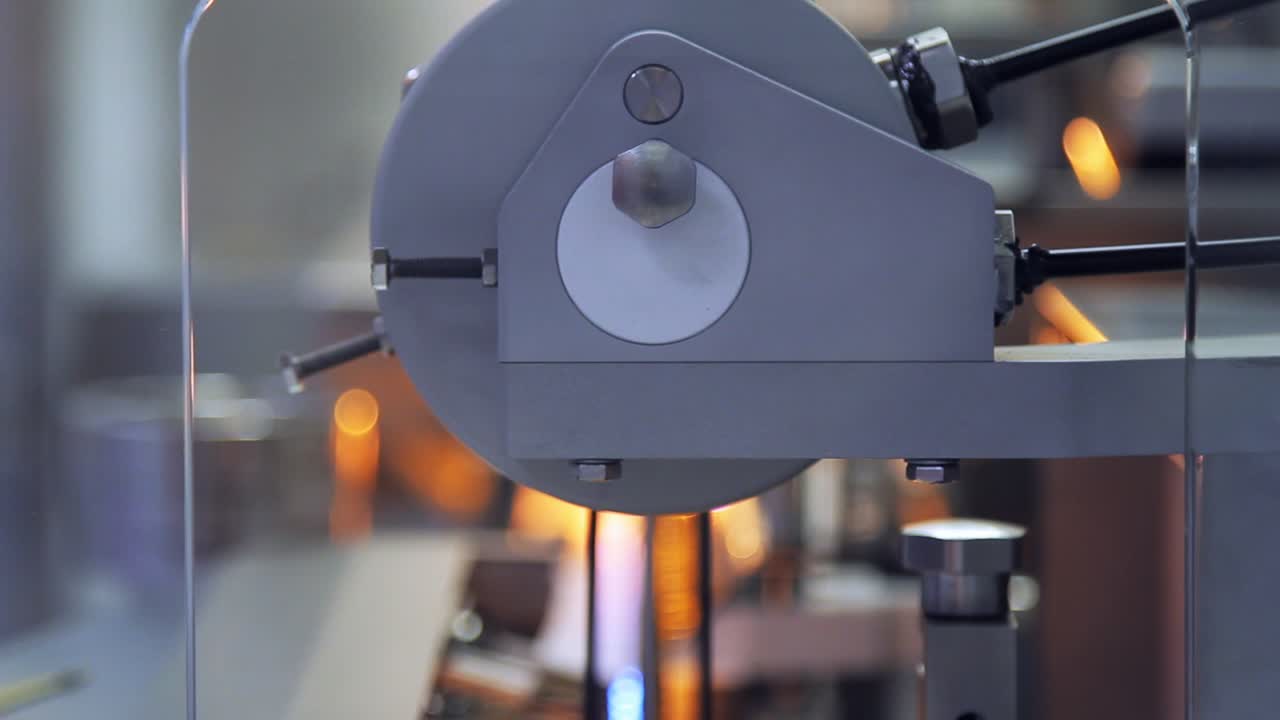 Linea di produzione farmaceutica. Processo di produzione presso uno stabilimento farmaceutico.