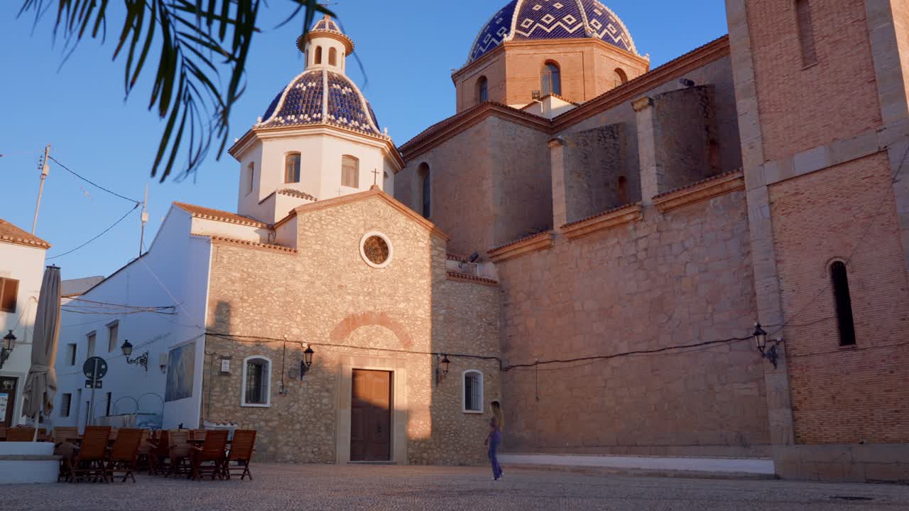 Vrouw wandelt op het kerkplein van Altea, Spanje, Costa Blanca.