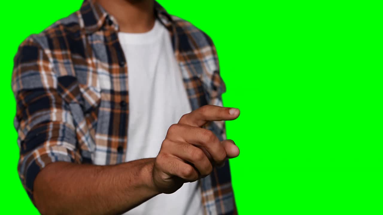 Uomo che finge di toccare uno schermo digitale