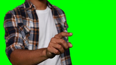 hombre fingiendo tocar la pantalla digital