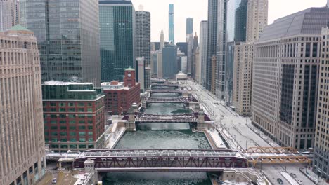 alta vista aérea sobre el río chicago en invierno