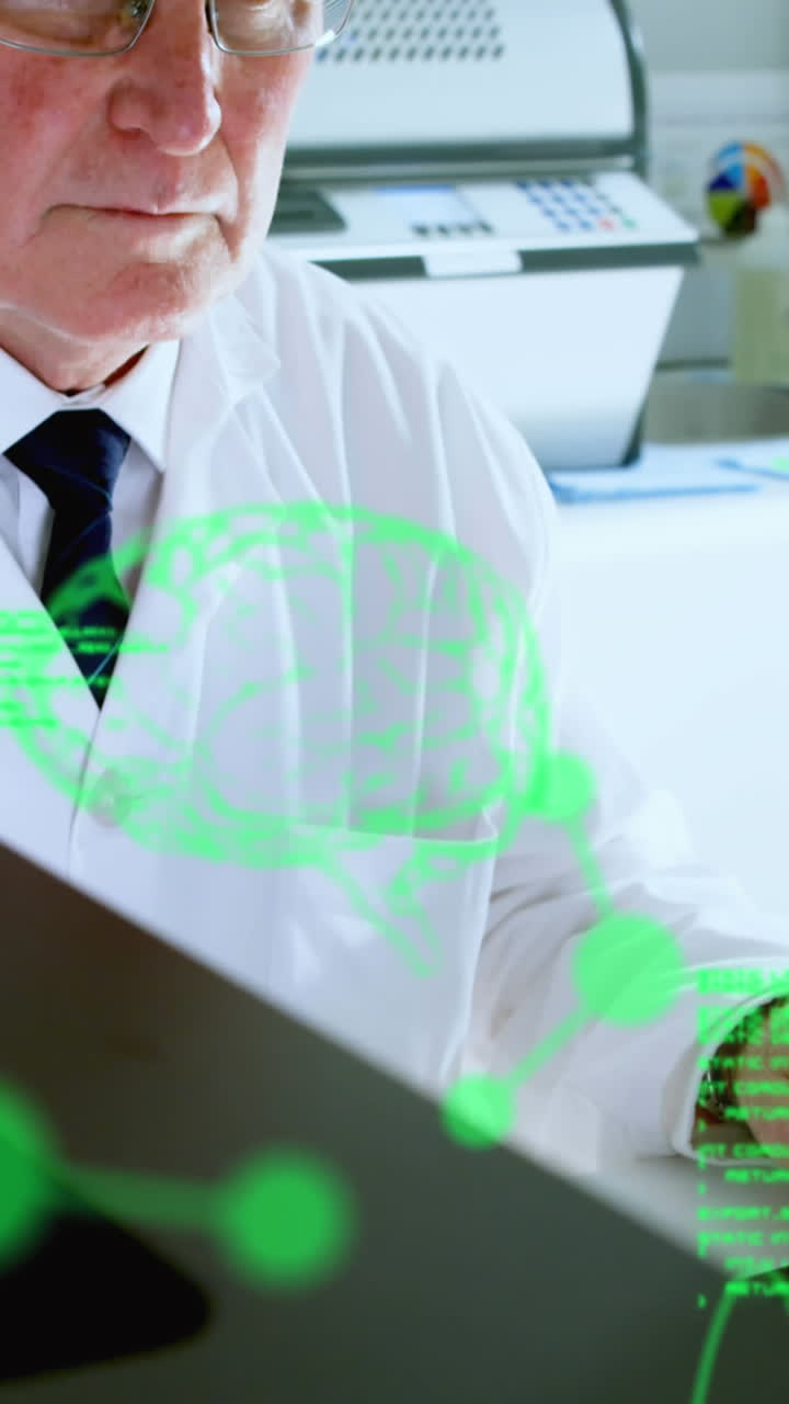 데이터 처리 및 인간 뇌의 애니메이션 컴퓨터를 사용하여 남성 과학자 위에 회전