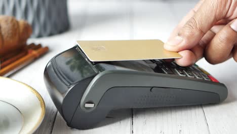 contactless credit card payment at pos terminal