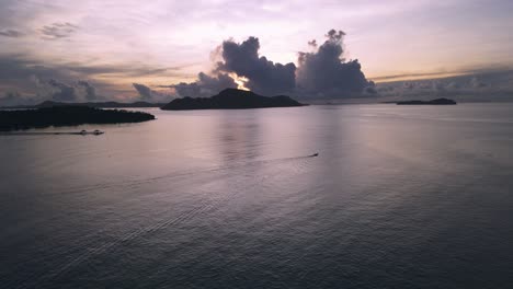 Antena-De-Drones-Sobre-El-Barco-Conduciendo-En-El-Océano-Azul-Tropical-En-Tailandia-Durante-El-Amanecer