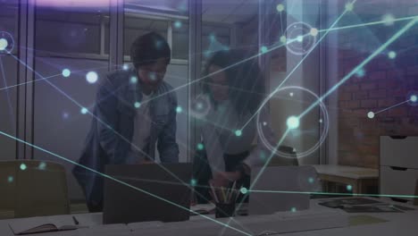 animación de la red de conexiones sobre hombres y mujeres diversos estrechando la mano en la oficina.