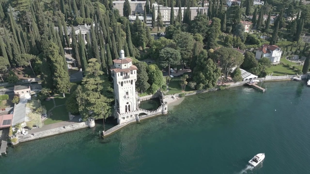 Ripresa con drone che si allontana dalla Torre San Marco sul Lago di Garda in Italia.