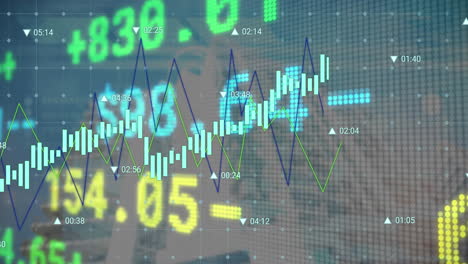 animación del procesamiento de datos del mercado de valores contra vista de ángulo bajo de un edificio alto